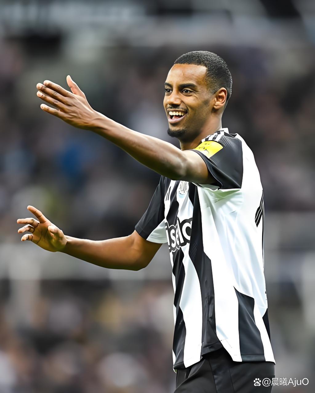 九游体育-关于利物浦训练开放日，转会期主帅复盘引欢呼，亚冠在即，训练强度明显提升的信息